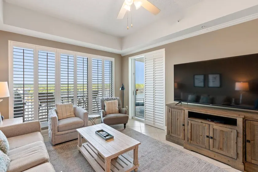 Wharf 811 Waterfront Views Lazy River sleeps 6 - Image 1