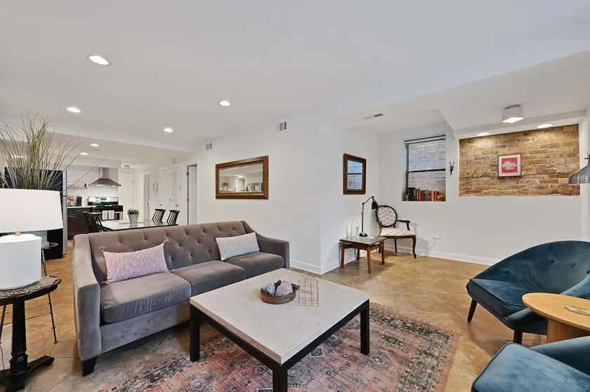 Lively Wicker Park 2br, Steps to Damen Blue Line - Image 1