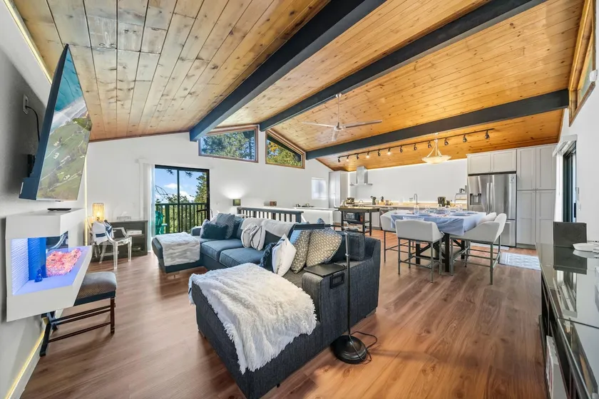 Glen View Retreat- Spa/Fireplaces/ Ping Pong Table - Image 1