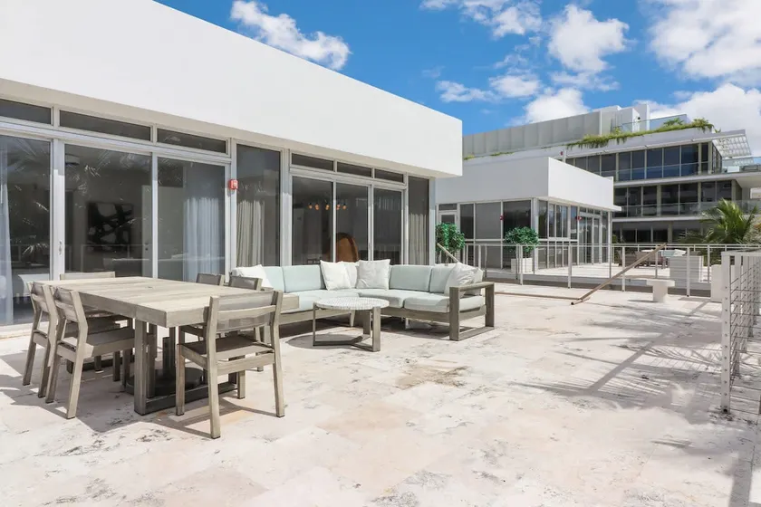 Roami at 250 Collins - Image 1