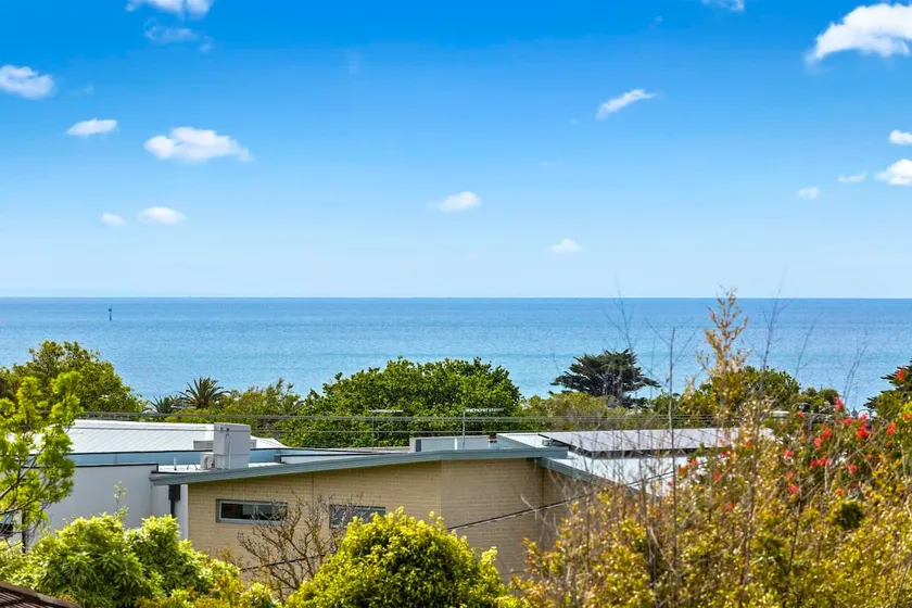 Beach House Retreat - Sea and Mountain Views - Image 1