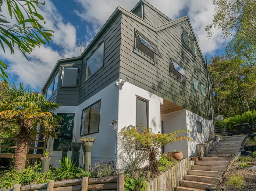 Hillside Haven - Tairua Holiday Home - Image 1