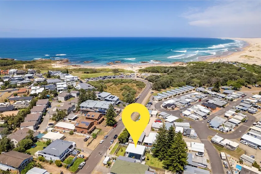 Five Pines Beach House at Birubi 20 Robinson St pet friendly aircon and WiFi - Image 1