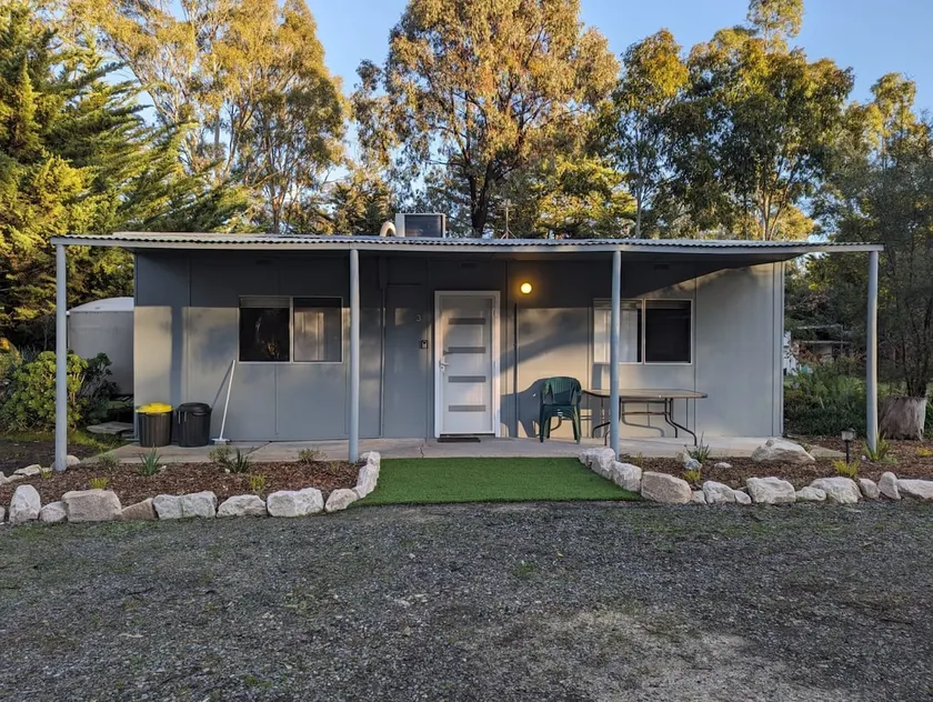 2 Bedroom Cabin with Shared Bathroom at Grampians - Image 1