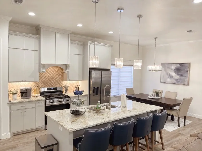Upscale in Uptown West 4/2/2 - Image 1
