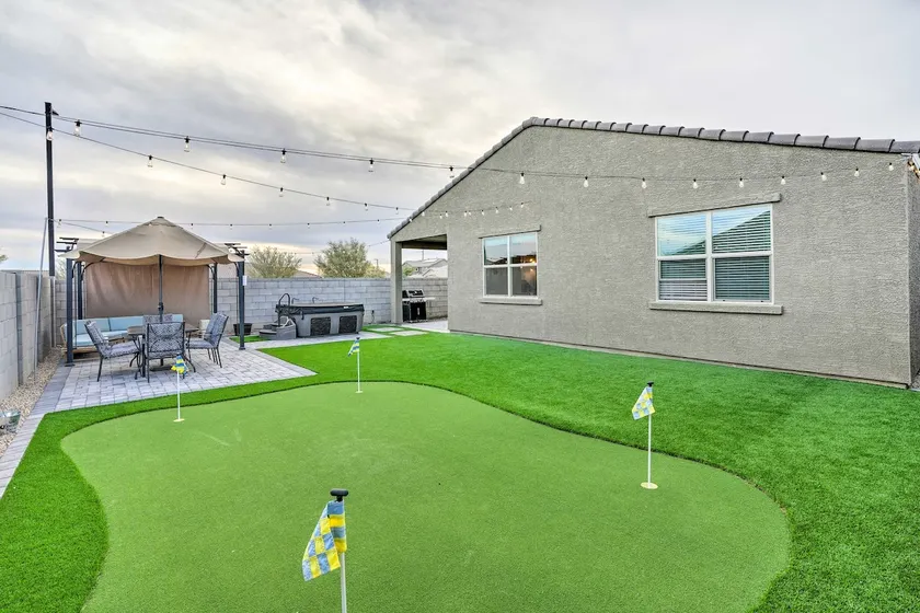 Hot Tub, Putting Green! New-Build Glendale Home - Image 1