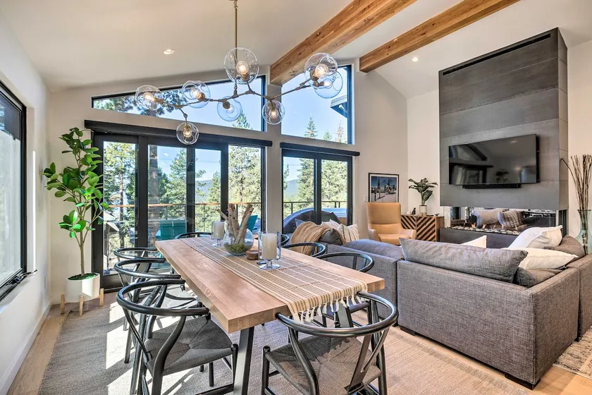 Lake View & Hot Tub – Walk to Speedboat Beach! 4BR - Image 1