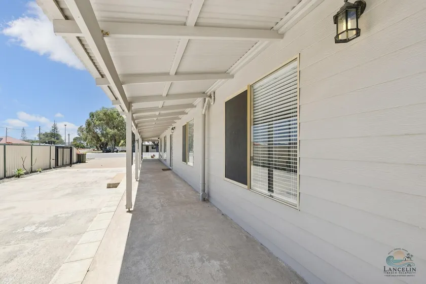 A modern & stunning 8-bedroom home - perfect for larger or multiple families. - Image 1