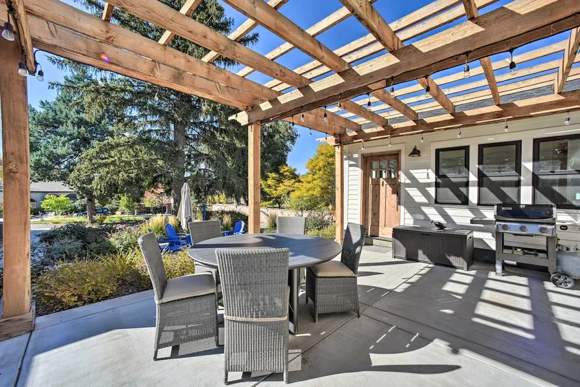 Walk to Town - Castle Rock Cottage! - Image 1