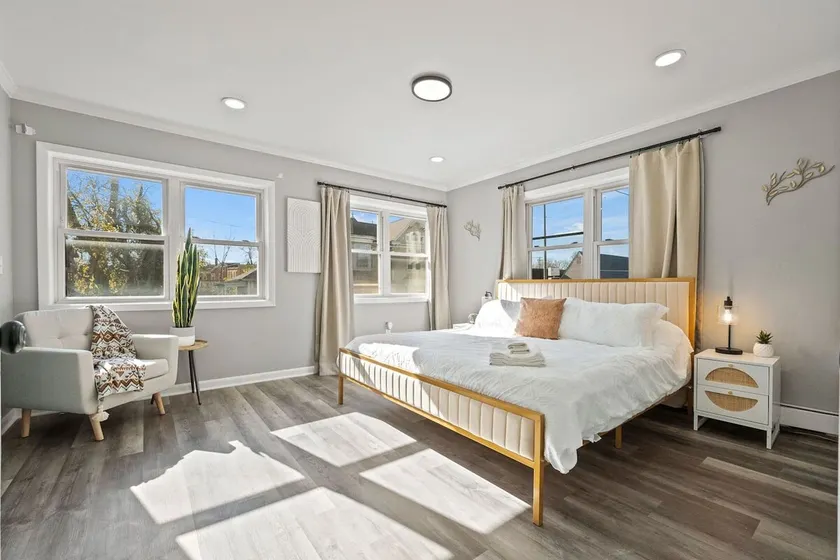 Apt w/King Bed, Free Parking, by Electric Works! - Image 1