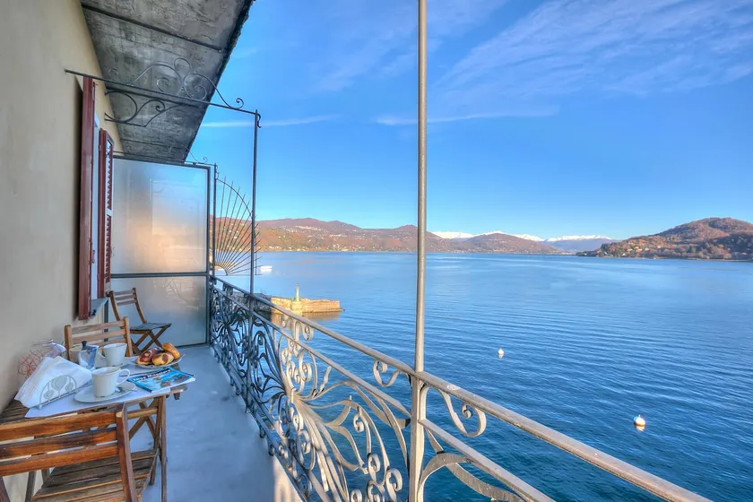 Lago Magico Pied Dans L' Eau - by Happy Rentals - Image 1