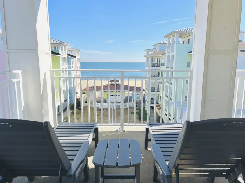 Waterfront Penthouse! 4bd/4Bth, 3000 sqft, 2 Decks - Image 1