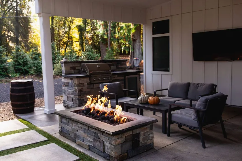 Exquisite Forested Retreat, Pet Friendly, Huge Patio w/ Fire-Table and TV, Steps From Dockside - Image 1