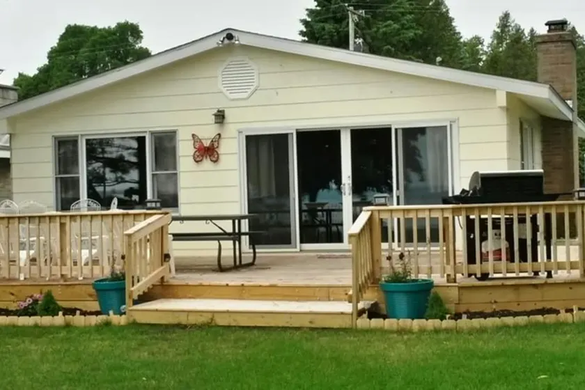 Portage Lake Oasis: Dock, Firepit & Dogs Welcome - Image 1