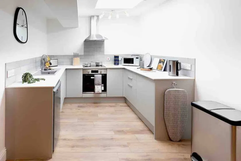 Deluxe One Bed Flat Near Ely Cathedral - Sleeps 4 - Image 1