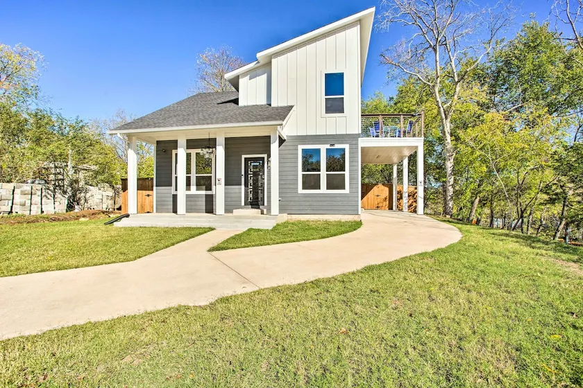 Denison Home w/ Balcony: Walk to Downtown! - Image 1