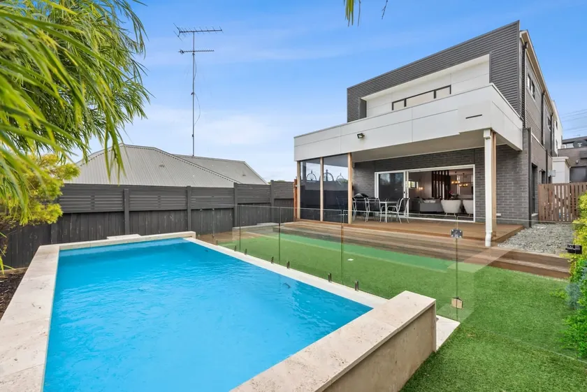 Waterways Luxury Poolside Retreat in Prime Location - Image 1