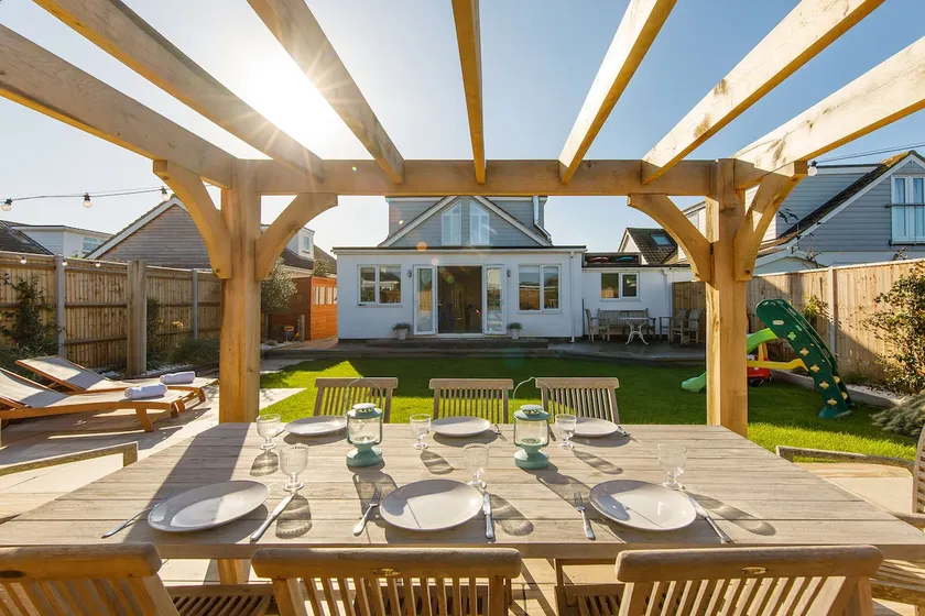 4BR Beach House sleeps 10 - 5 mins walk to the Sea - Image 1