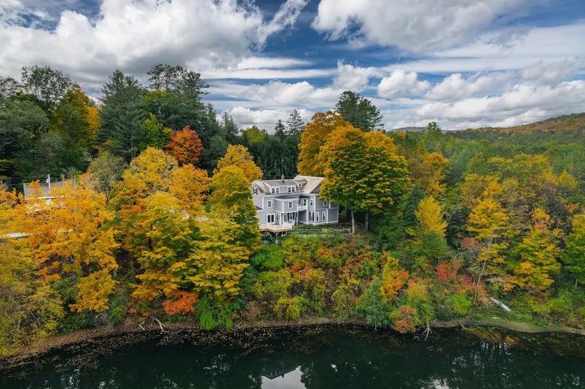 Waterfront House on Dewey Pond, Quechee - Image 1