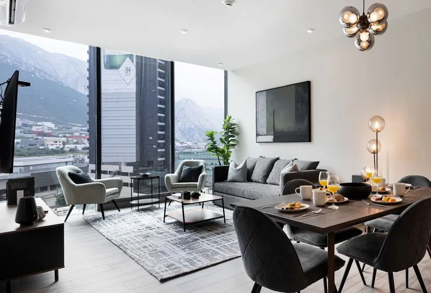Modern Stay with Mountain & City Views, Pool & Gym - Image 1