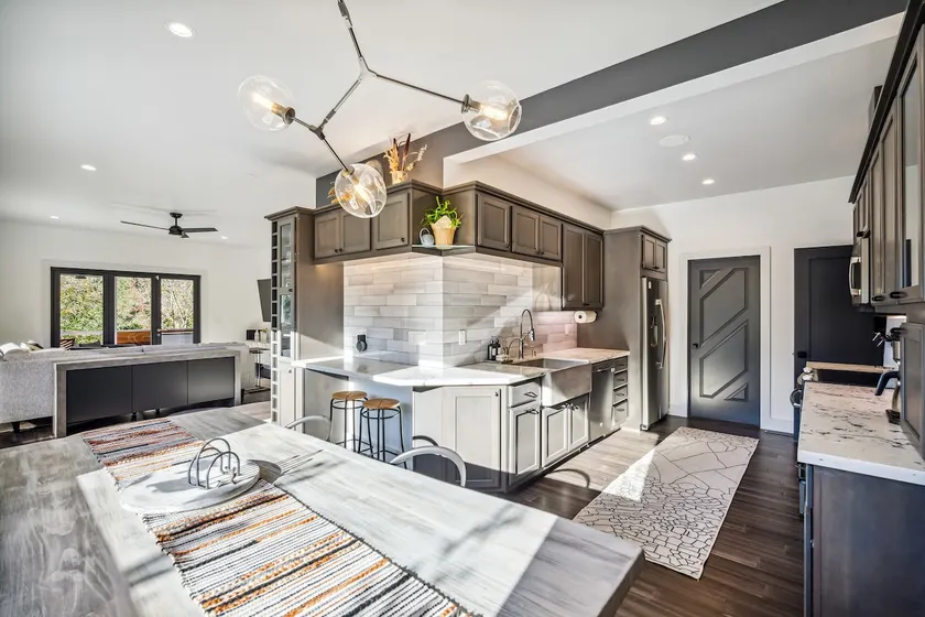 Luxury River Home - Pets Stay Free - Image 1