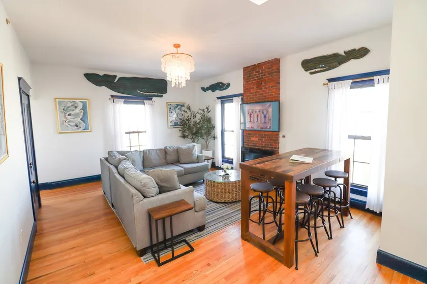 WestEnd Large Penthouse walk to Old Port w/Parking - Image 1