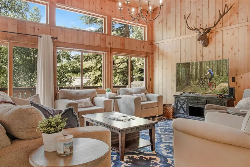 Private Hot Tub, 2 Living Rooms, Kitchen & Kitchenette + Pet Friendly! - Image 1