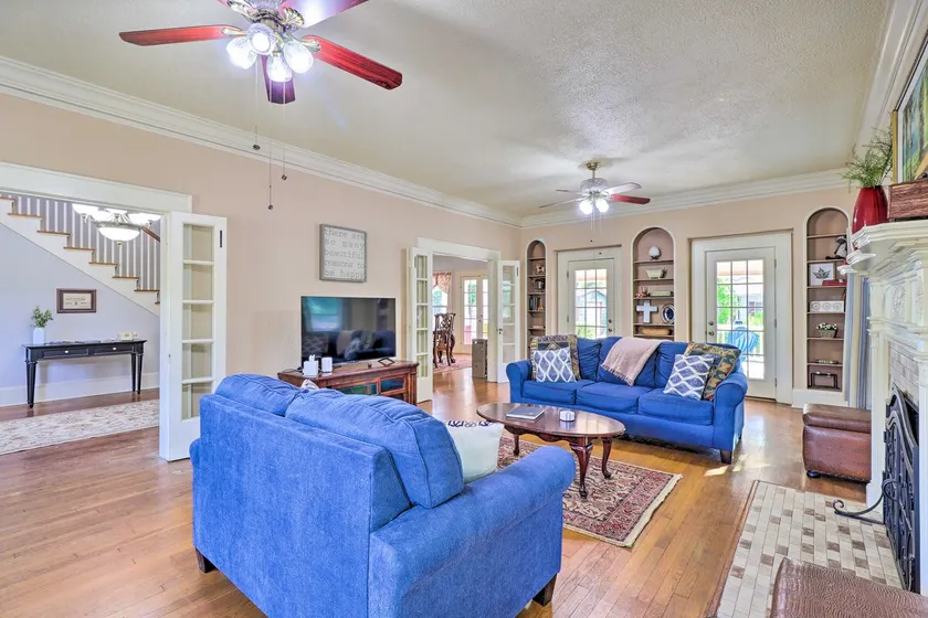 1920s Corsicana Home: Group Getaway Near Downtown! - Image 1