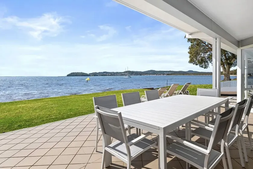 WATERFRONT WONDERLAND - ¡Casa de lujo de 5 dormitorios frente al mar con ascensor! - Image 1