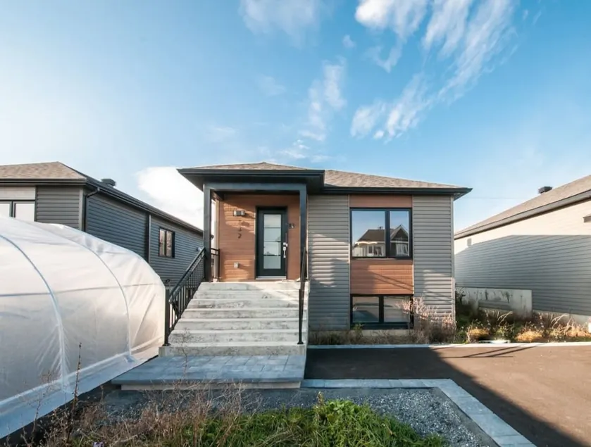 Charming 3 bed home with quick access - Image 1