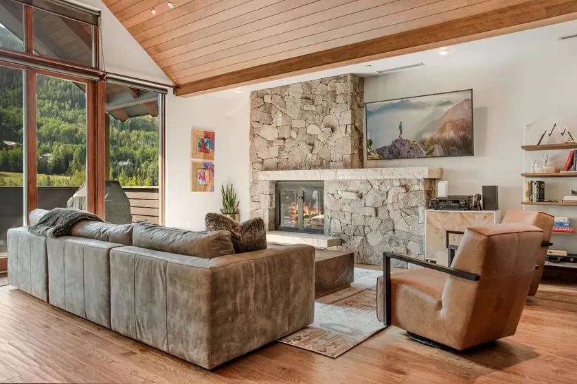 2 Min Walk to Lift + Penthouse Condo w/ Parking - Image 1