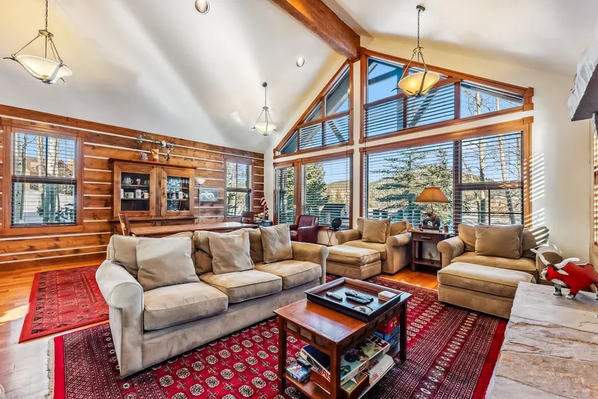 Luxe Mountain Gem: Hot Tub, Skiing & Trails Nearby - Image 1