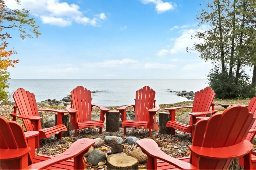 Skipping Rock Cottages: Ultimate Lakeside Retreat - Image 1