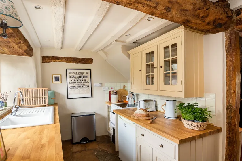 Charming 2BD Cottage in the Heart of Kingham! - Image 1