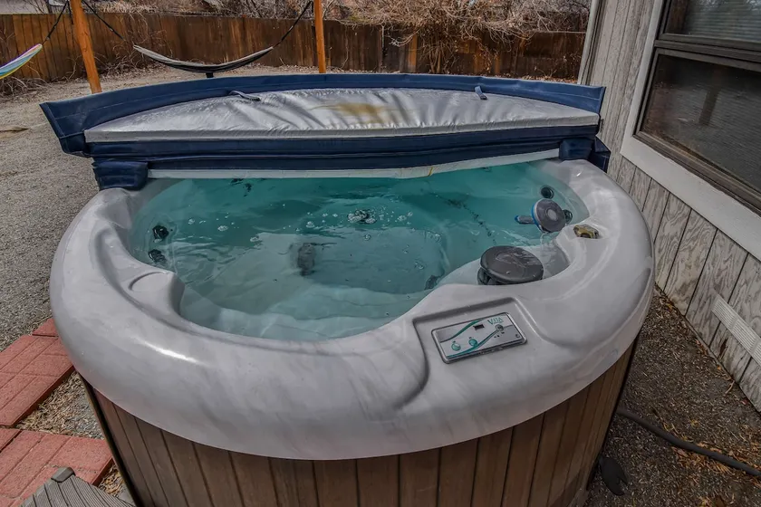 Spacious 6BR Home with Hot Tub, Hammocks and Firep - Image 1