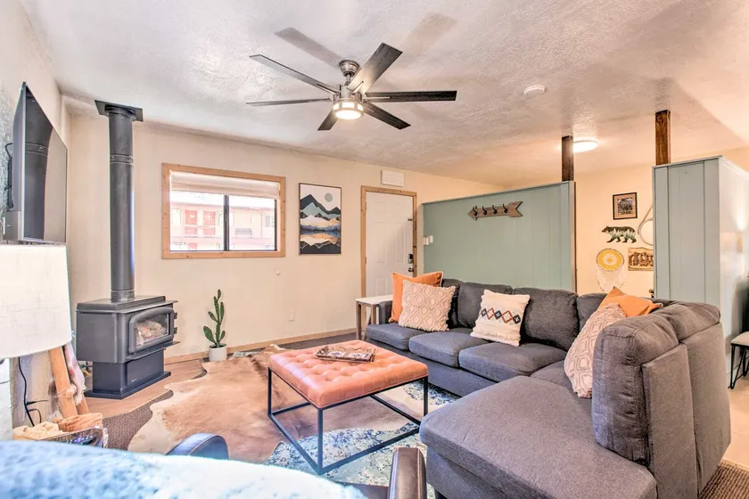 Near Hiking & Main St! Mtn-View Red River Retreat - Image 1