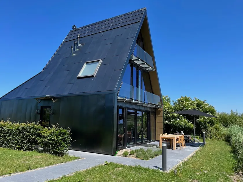 Unique villa with fantastic views, near the beach - Image 1