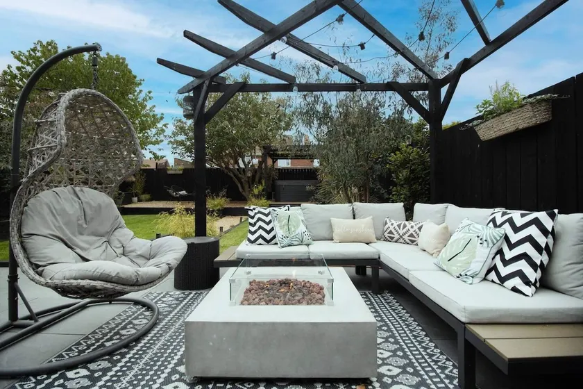 The Longsands Home- Coastal Retreat with Hot Tub - Image 1