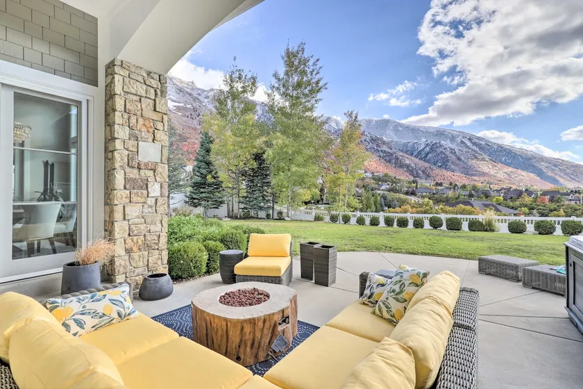 Luxe Sandy Home with Hot Tub 9 Mi to Skiing - Image 1