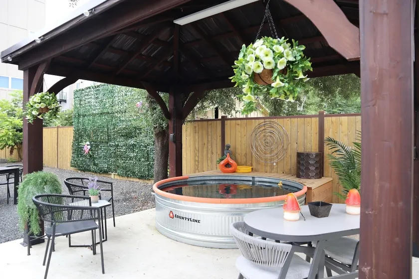 Hot tub, cowboy pool near the Pearl, Riverwalk - Image 1