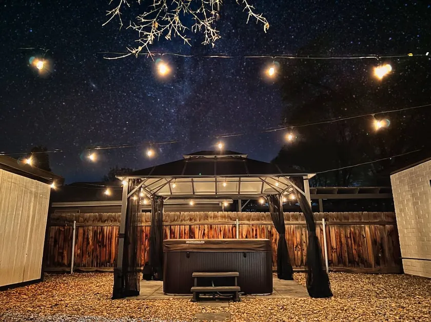 Sun & Snow Bungalow Remodeled Hot Tub W&D - Image 1