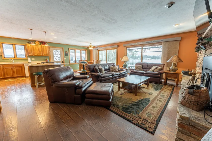 Farmer Lake Lodge: Ultimate Lakefront Escape - Image 1
