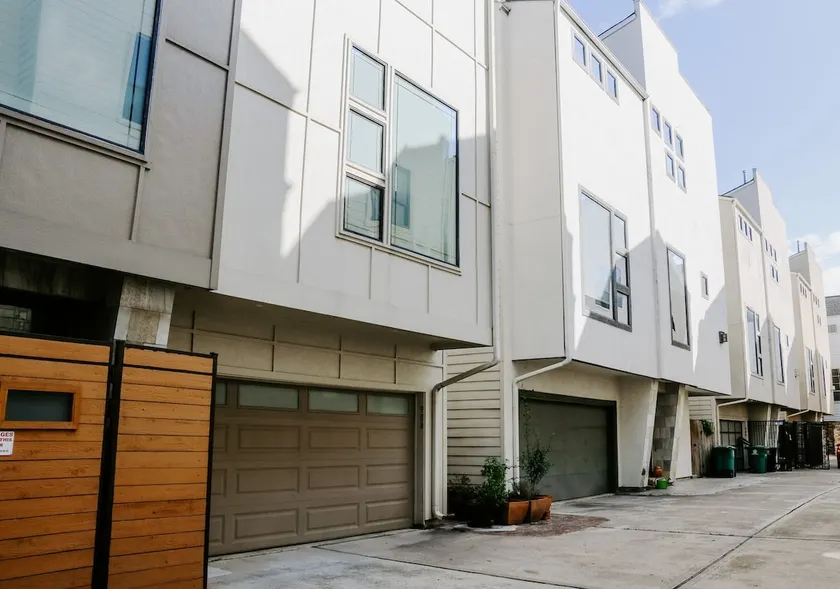Spacious Townhome on Washington Ave! - Image 1