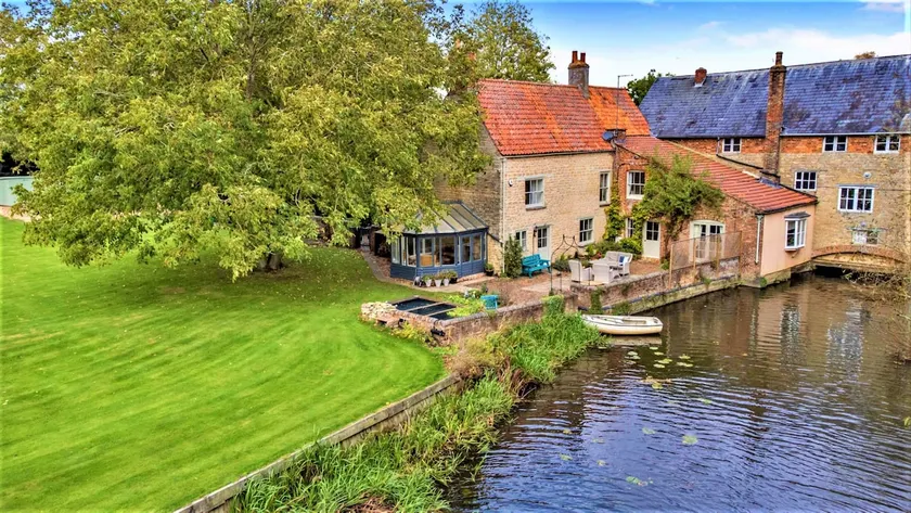 Islip Mill House - Luxury Riverside Home - Image 1
