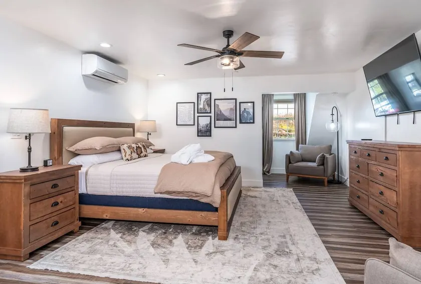 Chic Yosemite Escape: King Suite w/ Plush Comforts - Image 1