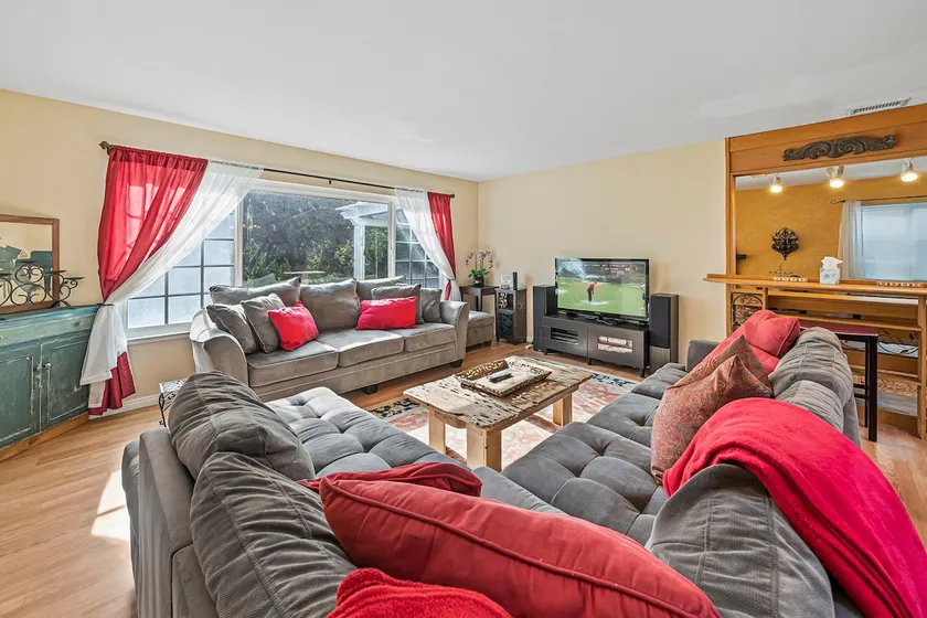 (# 251) Costa Mesa 4-Zimmer-Haus mit großem Garten neben einem Park. - Image 1