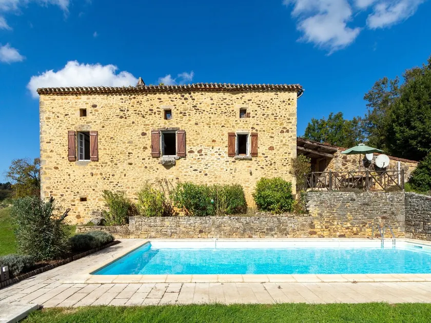 Country house with pool in prime location - Image 1