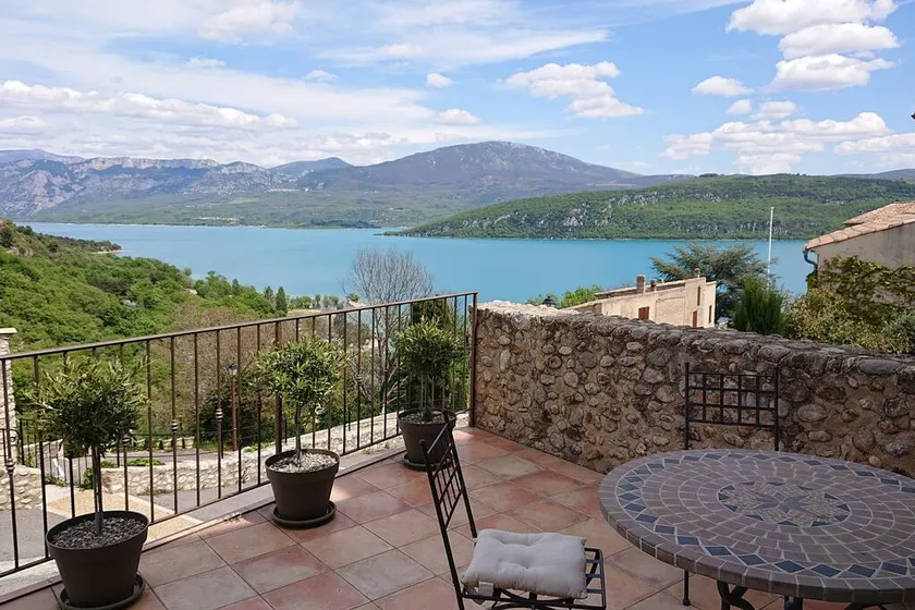 Smuk studiolejlighed til 2/4 personer med terrasse og udsigt over søen - Image 1