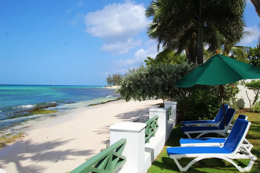 Casual Beachfront 1-Bed with Pool - Image 1