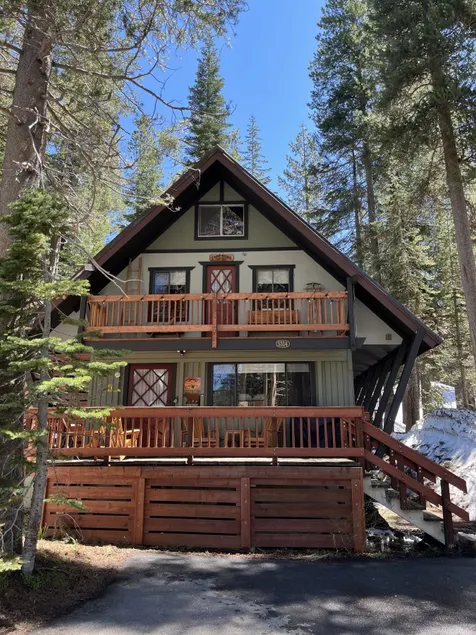 Charming Cabin Near Outdoor Adventures - Image 1